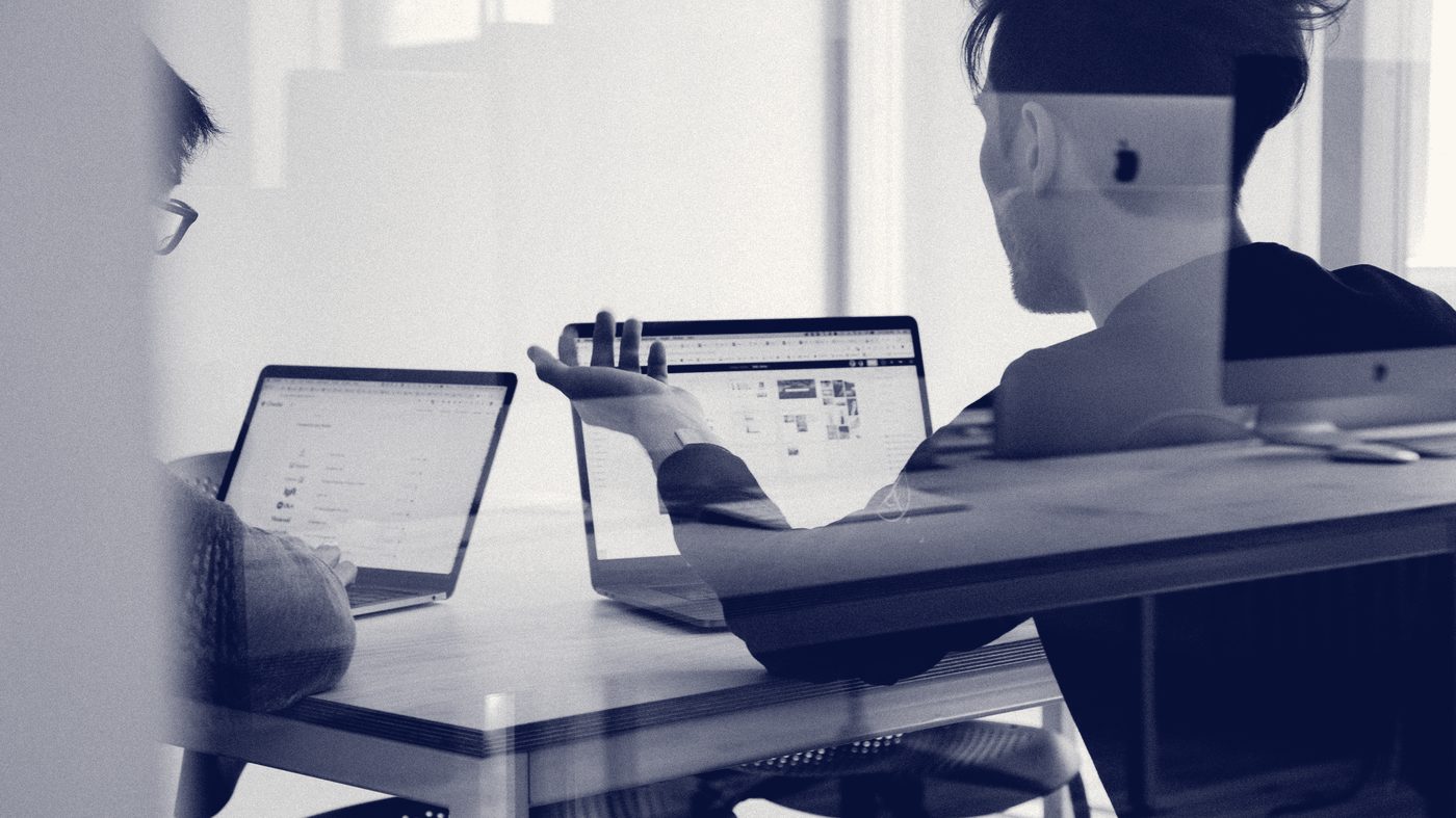 Equipo de Specter trabajando en el modelo digital que atiende a clientes en todo México